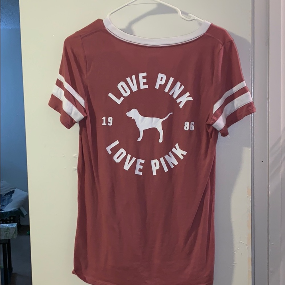 Pink v-neck in color mauve. Size XS.